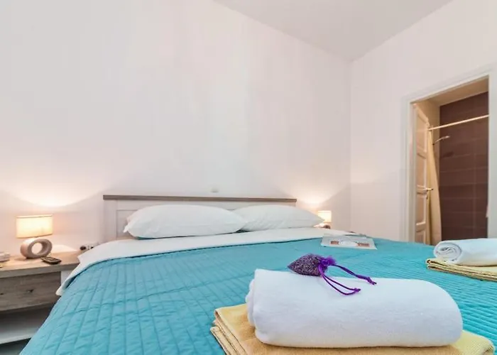 Lanterna & Gostinjska kuća 3*