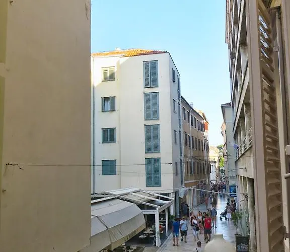 Lanterna & Gostinjska kuća