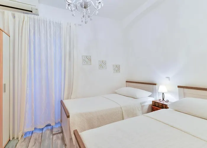 Lanterna & Gostinjska kuća 3*